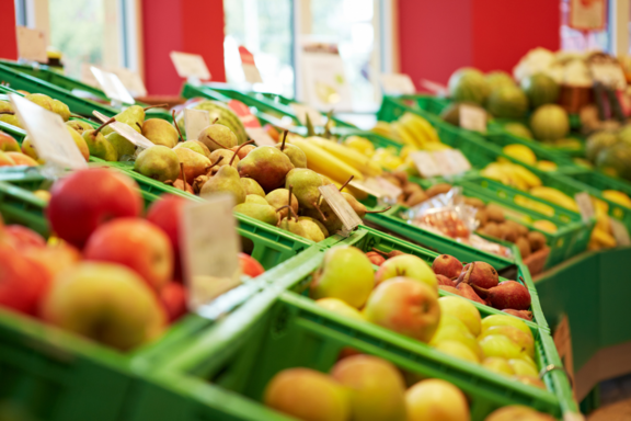 Scatola di mele al supermercato