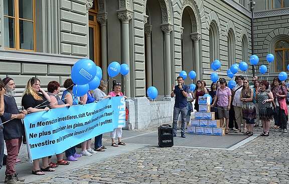 Consegna della petizione per cure di qualità alla Cancelleria federale.