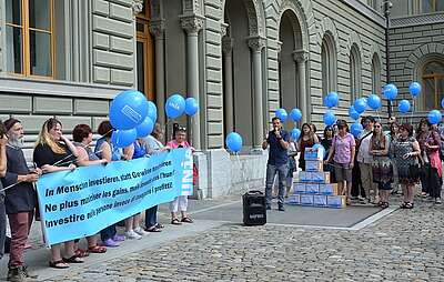 Consegna della petizione per cure di qualità alla Cancelleria federale.