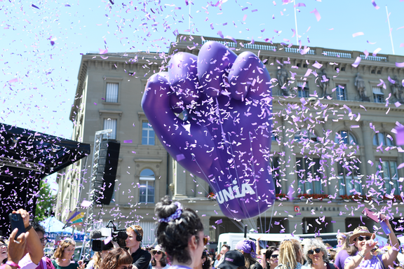 Pugno gigante di palloncini viola sulla Bundesplatz di Berna durante lo Sciopero delle donne 2023