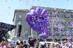 Pugno gigante di palloncini viola sulla Bundesplatz di Berna durante lo Sciopero delle donne 2023