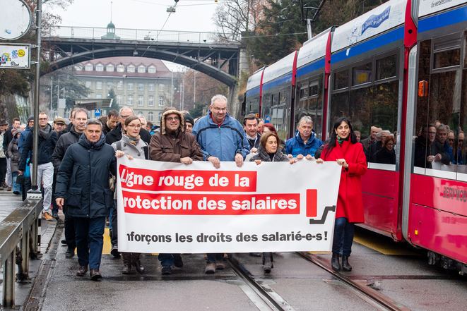 Manifestazione sindacale a Berna. Un gruppo di persone, tra cui la presidente dell'Unia, Vania Alleva, cammina con uno striscione con il messaggio (in francese): "Linea rossa della tutela salariale – rafforziamo i diritti dei lavoratori e delle lavoratrici!"