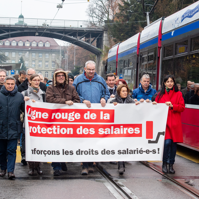 Manifestazione sindacale a Berna. Un gruppo di persone, tra cui la presidente dell'Unia, Vania Alleva, cammina con uno striscione con il messaggio (in francese): 