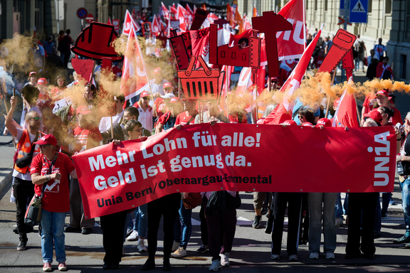 Grosses Transpi an Demo mit der Aufschrift: Mehr Lohn für alle! Geld ist genug da.