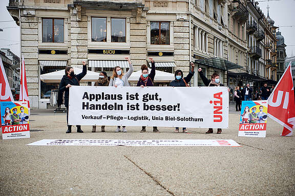 Aktion «Essentielle Berufe jetzt aufwerten» in Biel. Sechs Frauen mit Transparent.