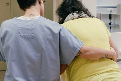 Operatrice di assistenza sostiene una persona anziana