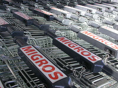 Primo piano dei carrelli della spesa presso Migros.