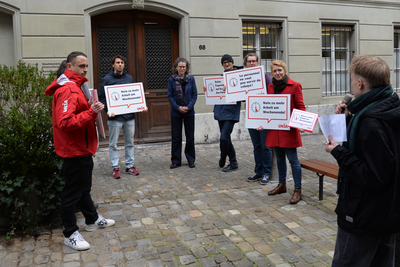 Un groupe de syndicalistes remet à la Chancellerie municipale la pétition contre l’extension des horaires d’ouverture des commerces en ville de Berne. Ils portent des pancartes où l’on peut lire «Non à plus de travail le week-end» et «Pas d’expérimentation aux dépens du personnel».