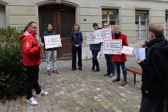 Un groupe de syndicalistes remet à la Chancellerie municipale la pétition contre l’extension des horaires d’ouverture des commerces en ville de Berne. Ils portent des pancartes où l’on peut lire «Non à plus de travail le week-end» et «Pas d’expérimentation aux dépens du personnel».