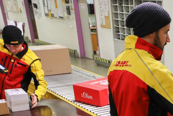 Uomini che imballano pacchi