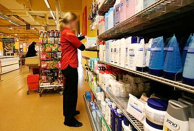 Una commessa in una filiale di Migros rifornisce gli scaffali.