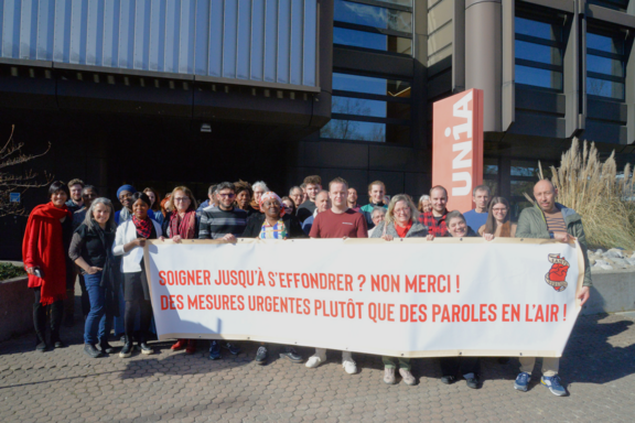Les soignant-e-s à la conférence de branche avec une banderole