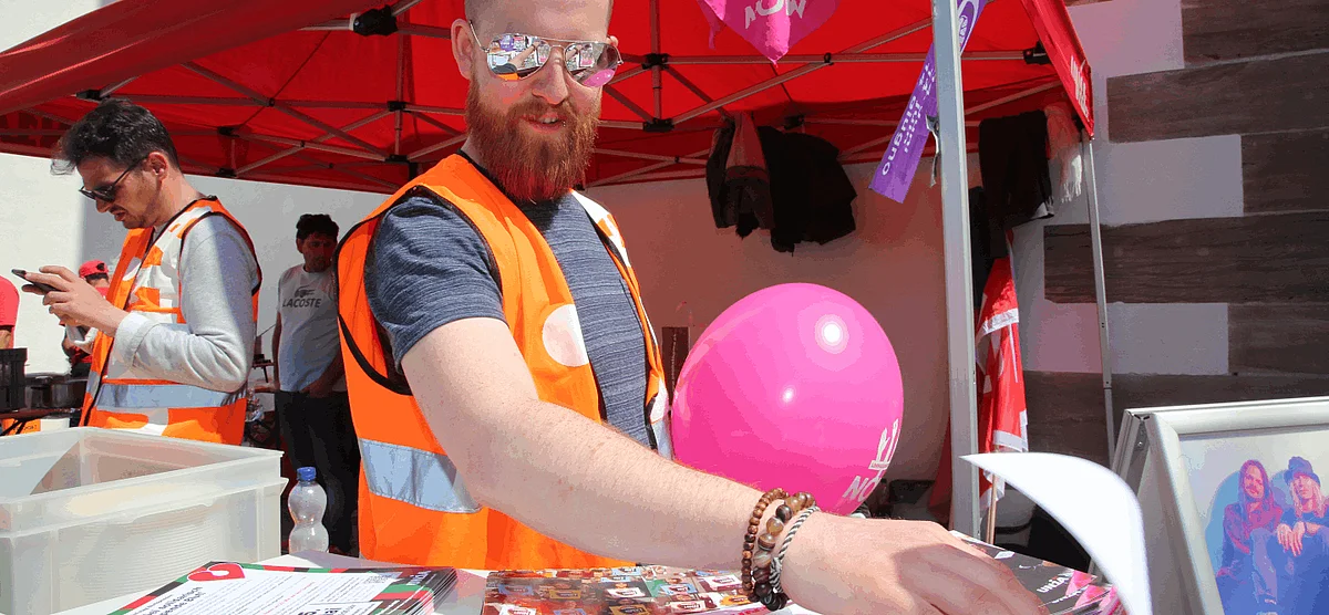 Un employé d'Unia à un stand lors d'une action
