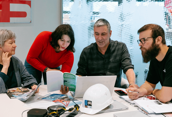 Quatre spécialistes d'Unia discutent de thèmes d'exécution à la table de réunion CCT