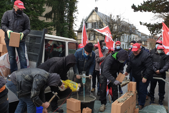 I delegati dell’edilizia costruiscono un muro di fronte all’Associazione bernese dei costruttori.