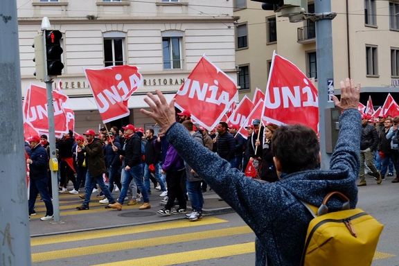 Un passant acclame la manifestation des maçons
