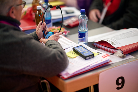 Les débats sont traduits simultanément en français, italien et allemand.
