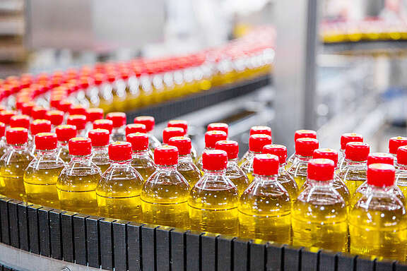 PET-Flaschen mit Ramseier-Apfelsaft auf dem Laufband