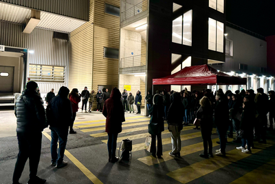 Assemblea del personale davanti ai cancelli di Micarna alle 4.30 del mattino a Ecublens