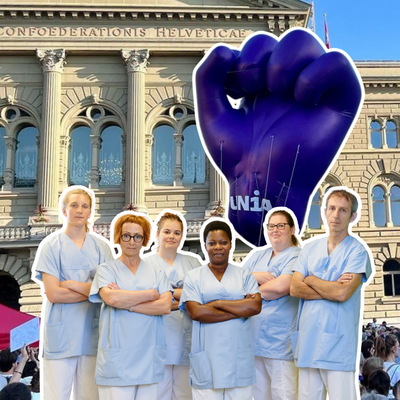 Eine Gruppe von Pflegenden, die am feministischen Streik vor dem Bundeshaus steht.