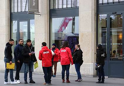 Action d'Unia devant la boutique Nespresso à Lausanne