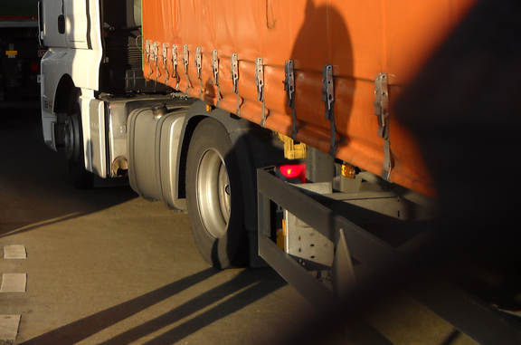 Lastwagen mit Schatten eines Menschen