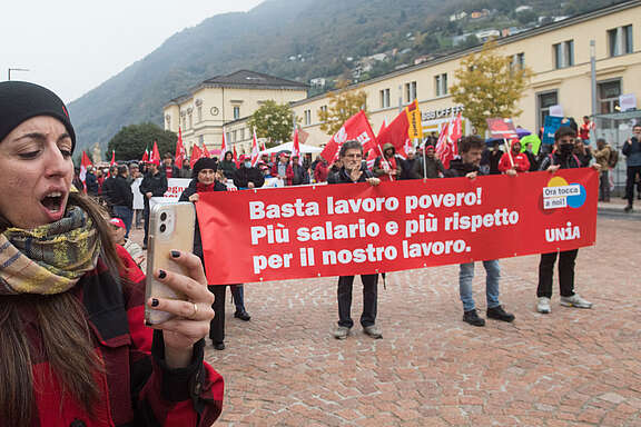 Striscione: Basta lavoro povero! Più salario e più rispetto per il nostro lavoro!