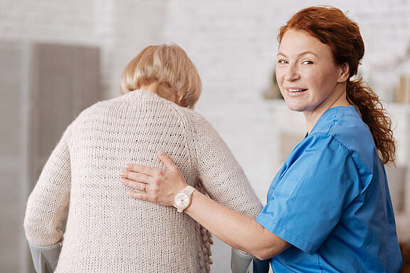 Pflegende mit betagter Frau