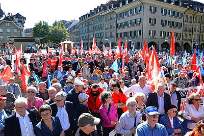 Des manifestant-e-s âgées célèbrent les 75 ans de l’AVS et militent pour l’initiative AVSx13 lors d’une action coorganisée par le syndicat Unia à Berne.