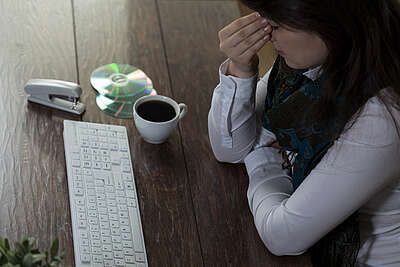 Donna stressatat davanti al computer