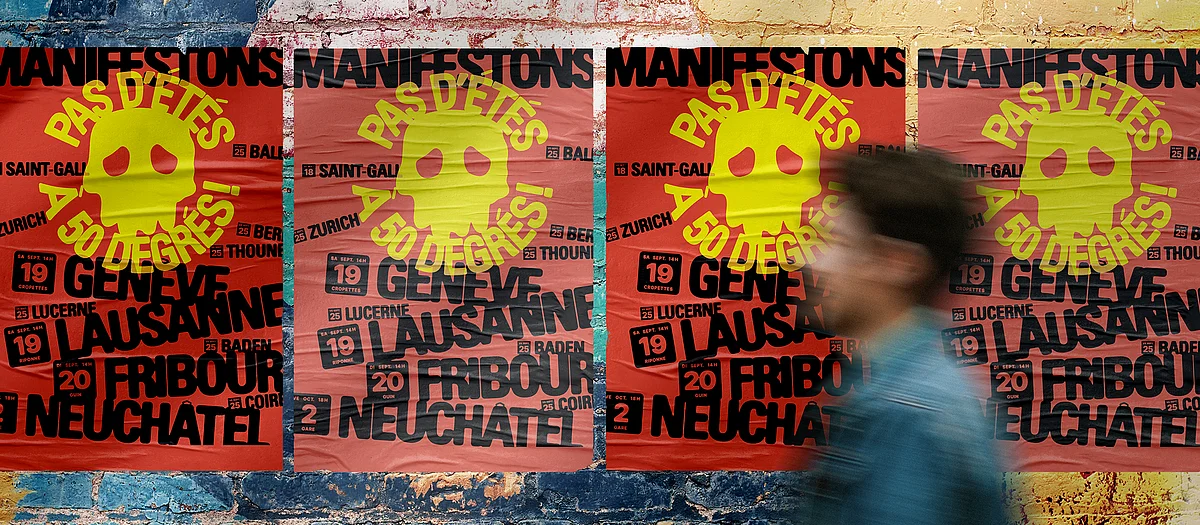 Une personne passe devant des affiches collées sur un mur, sur lesquelles on peut lire: «Pas d'étés à 50 degrés. Manifestations. Lausanne, Genève. 19 septembre.»