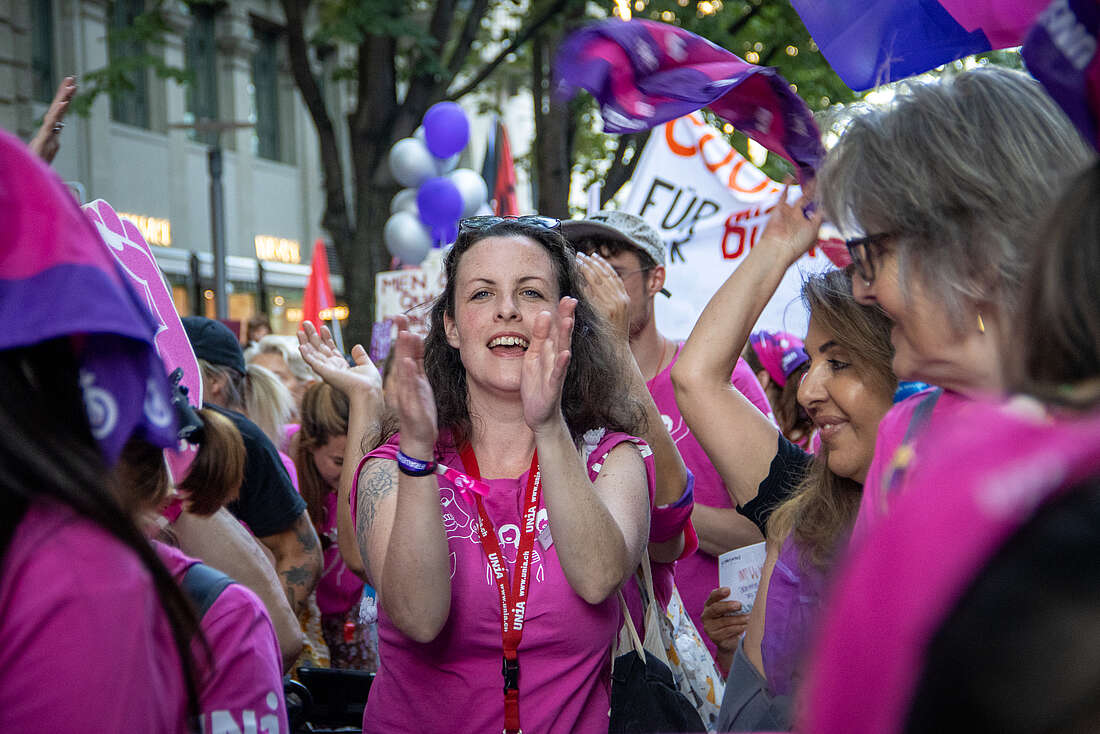 Frauen in pinkfarbenen Unia-T’shirts am Frauenstreik.
