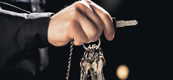 Une main tenant un trousseau de clés