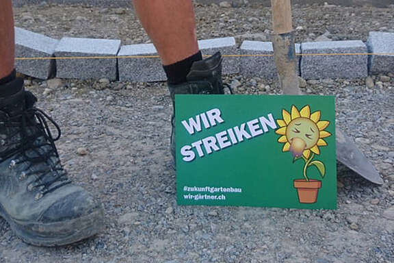 3m-hohes Pferd aus Pflanden mit der Aufschrift: «Kein trojanisches Pferd mit dem nächsten GAV»