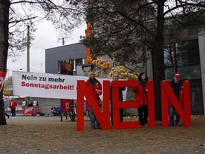 Unia-Aktivist:innen an einer Aktion gegen mehr Sonntagsarbeit.