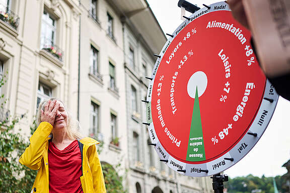 Une salariée est déçue après avoir perdu au jeu de la 