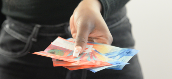 Main tendue avec des billets de banque