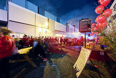 Action de protestation des employé-e-s de Ceva Logistics tôt le matin devant leur entreprise.