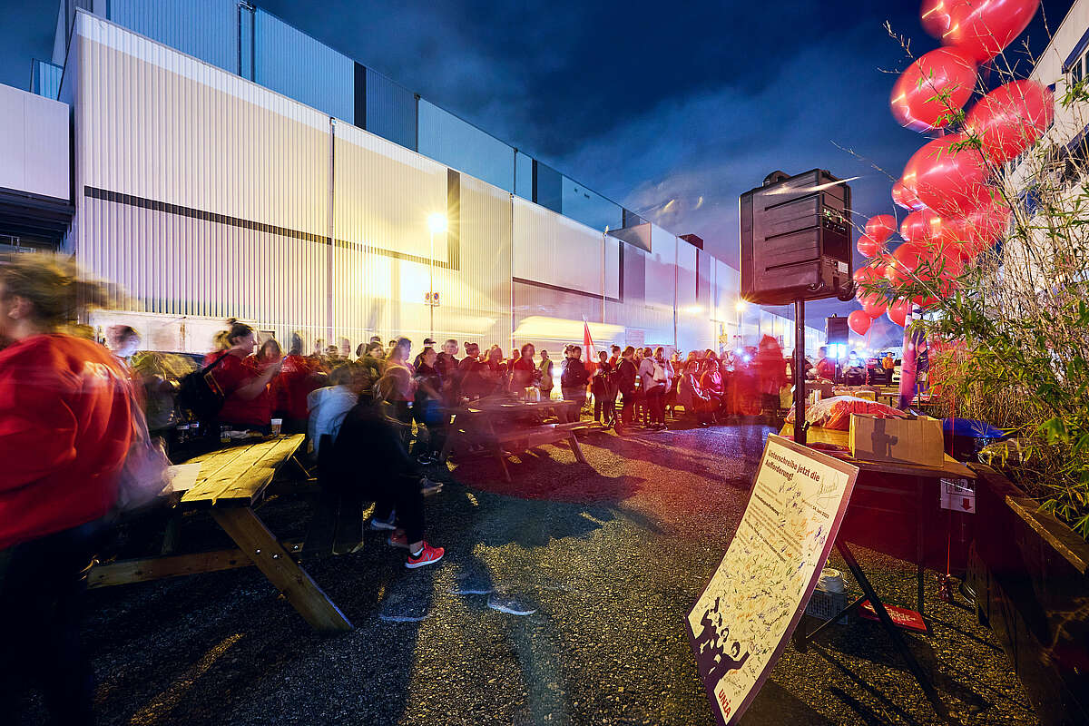 Die Beschäftigten von Ceva Logistics stehen bei der Protestaktion am frühen Morgen vor den Toren des Betriebs