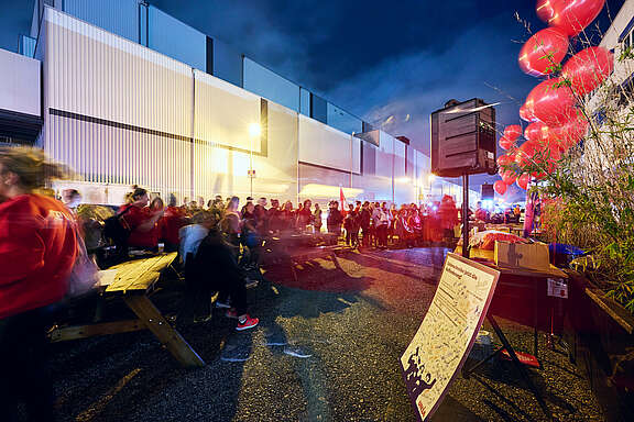 Action de protestation des employé-e-s de Ceva Logistics tôt le matin devant leur entreprise.