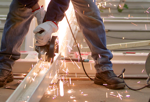 Meuleuse d'angle et étincelles