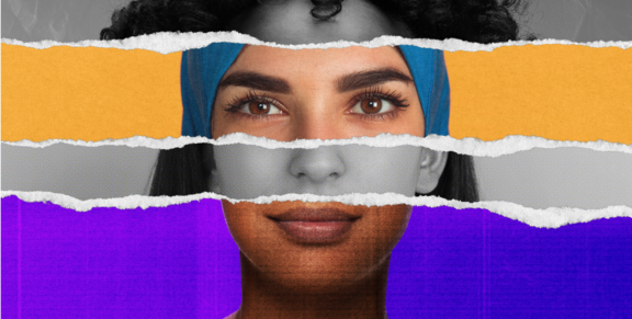 Un portrait de femme avec un effet collage : son visage est divisé en bandes, partiellement colorées, partiellement en noir et blanc. Les couleurs orange, gris et violet dominent l’image.