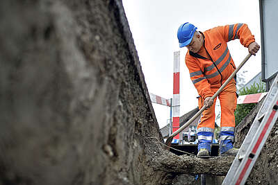 Un maçon avec une pelle