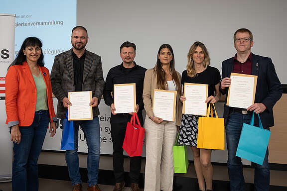 Absolventinnen und Absolvente des eidgenössischen Fachzertifikates kurz nach der Übergabe des Dokuments mit Unia-Präsidentin Vania Alleva