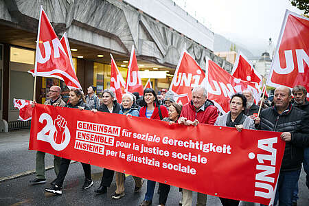 Les régions d&#039;Unia mènent le cortège syndical à travers Brigue.