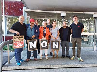 Des représentant-e-s du comité référendaire, dont Blaise Caron d’Unia, déposent les 5408 signatures à la chancellerie. 