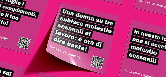 Diversi volantini rosa di Unia contro il sessismo nella ristorazione. Il testo più grande recita: «Una donna su tre subisce molestie sessuali al lavoro: è ora di dire basta!» I volantini accanto recitano: «In questo locale non si accettano molestie sessuali» e «Non voglio i tuoi complimenti, voglio il tuo rispetto!»