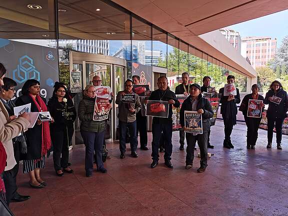 Attivisti e attiviste internazionali davanti all’ambasciata russa 