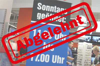 Ein Geschäft mit einem grossen Schild, das die Sonntagsöffnungszeiten anzeigt – doch ein grosser, roter Stempel 