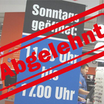 Ein Geschäft mit einem grossen Schild, das die Sonntagsöffnungszeiten anzeigt – doch ein grosser, roter Stempel 